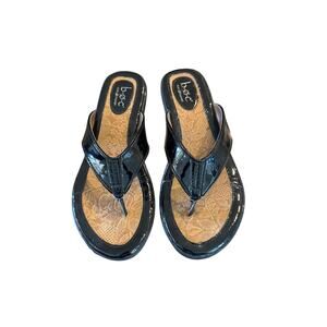 Women’s b.o.c. Zita Black Patent Leather Thong Confort Sandals. Size 7